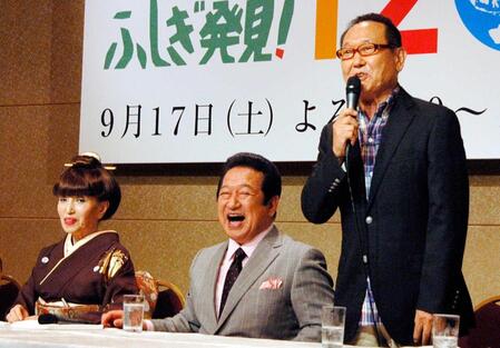 クイズ番組「世界ふしぎ発見！」の記者会見で（左から）黒柳徹子、草野仁と会見する板東英二さん＝１１年