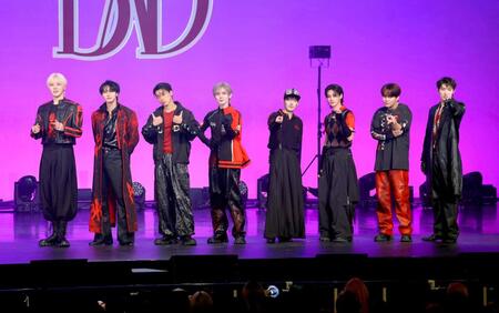 ポーズを決めるＡＴＥＥＺ（撮影・石井剣太郎）