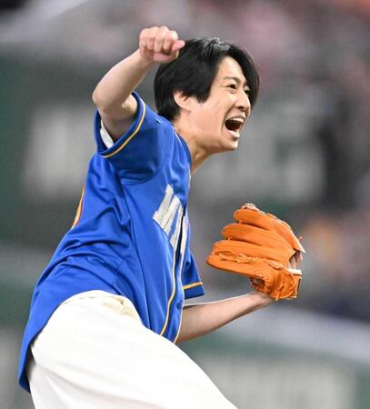 ファーストピッチを行う相葉雅紀（撮影・堀内翔）