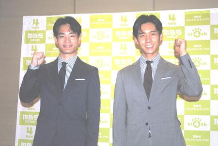 意気込むＭＢＳ新人アナウンサーの鈴木充喜（右）と戸嶋将英