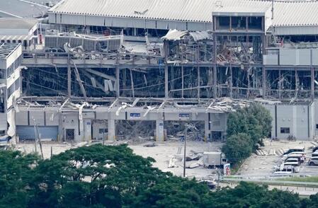 爆発のあったイオンモール熊本＝29日午前８時36分、熊本県嘉島町（共同通信社ヘリから）