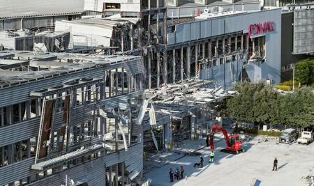爆発で外壁が吹き飛んだ「イオンモール熊本」＝29日午後５時41分、熊本県嘉島町（ドローンから）