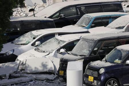 爆発があった「イオンモール熊本」の駐車場で、被害を受けた乗用車＝29日午後４時10分、熊本県嘉島町