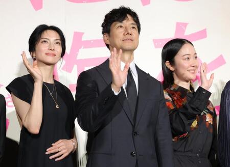 映画「時には懺悔を」完成披露試写会。手を振る（左から）柴咲コウ、西島秀俊、黒木華（撮影・吉澤敬太） 