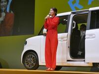 軽自動車に乗って登場した広瀬アリス