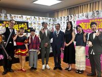 意気込む（左から）松浦真也、森田まりこ、山田花子、アキ、間寛平ＧＭ、大塚澪、きだななみ、レイチェル