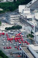 爆発が起きた大型商業施設「イオンモール熊本」に詰めかけた緊急車両