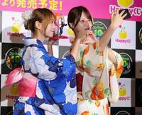 自撮りする＝ＬＯＶＥの高松瞳（右）と瀧脇笙古