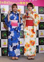 発表会に登壇した＝ＬＯＶＥの高松瞳（右）と瀧脇笙古