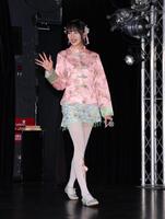 手を振る岡田紗佳