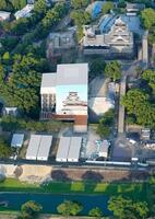 地震の影響で崩れた熊本城の石垣（左下）＝28日午後６時26分、熊本市（共同通信社ヘリから）