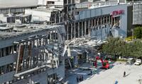 爆発で外壁が吹き飛んだ「イオンモール熊本」＝29日午後５時41分、熊本県嘉島町（ドローンから）