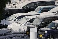 爆発があった「イオンモール熊本」の駐車場で、被害を受けた乗用車＝29日午後４時10分、熊本県嘉島町