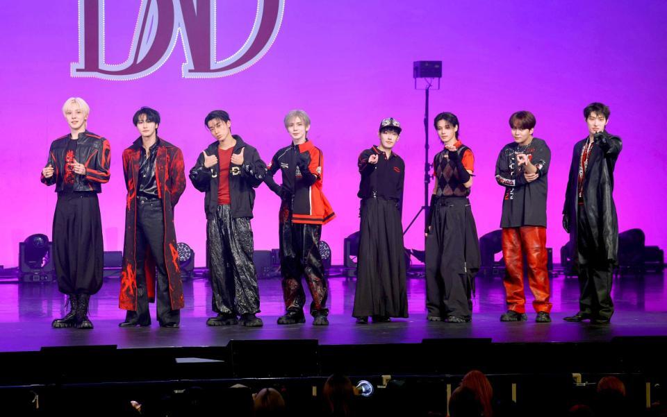 ポーズを決めるＡＴＥＥＺ（撮影・石井剣太郎）
