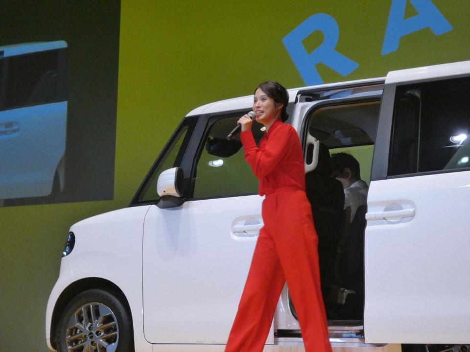 軽自動車に乗って登場した広瀬アリス