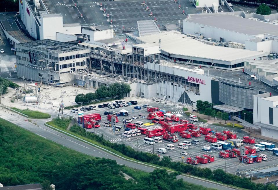 爆発が起きた大型商業施設「イオンモール熊本」に詰めかけた緊急車両