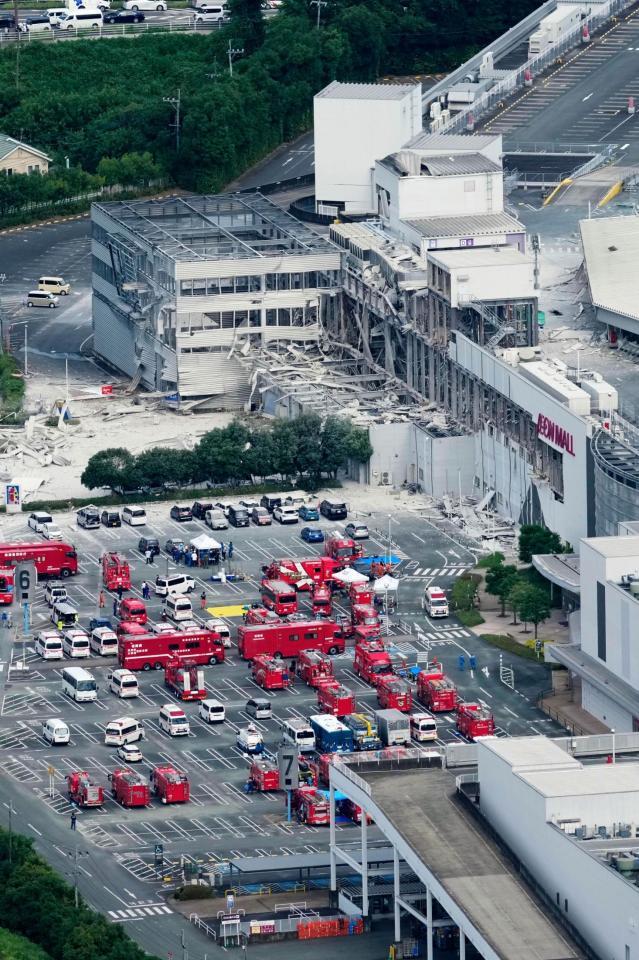 爆発が起きた大型商業施設「イオンモール熊本」に詰めかけた緊急車両