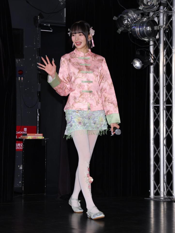 手を振る岡田紗佳