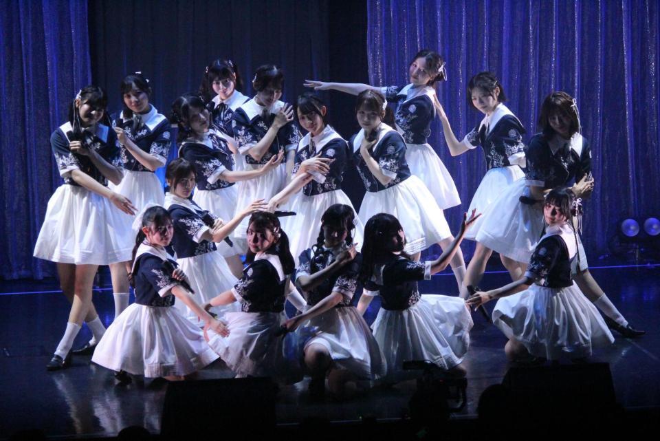 全員歌唱曲「台風の夜」を披露するＲａｉｎ　Ｔｒｅｅ