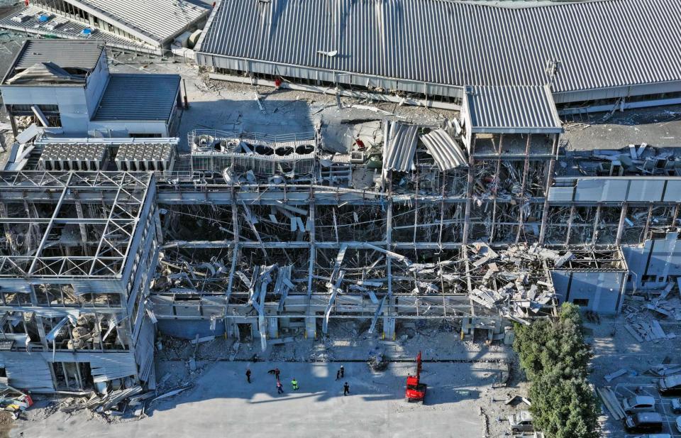 爆発が起きた「イオンモール熊本」＝29日午後５時35分、熊本県嘉島町（ドローンから）