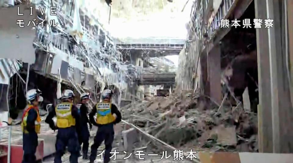 爆発が起きた「イオンモール熊本」で捜索活動を行う警察官＝29日午後３時ごろ、熊本県嘉島町（警察庁提供）