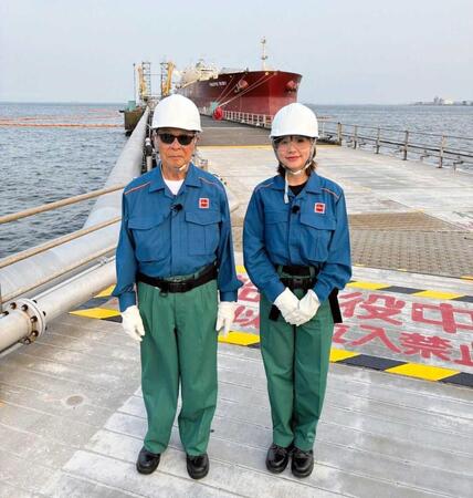 製油所を現地取材したタモリ（左）と渡辺瑠海アナ