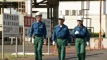 国内最大級の製油所を現地取材したタモリ（中央）ら
