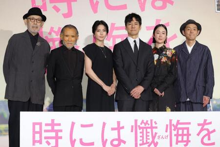 ほほ笑む（左から）中島哲也監督、片岡鶴太郎、柴咲コウ、西島秀俊、黒木華、宮藤官九郎（撮影・吉澤敬太） 
