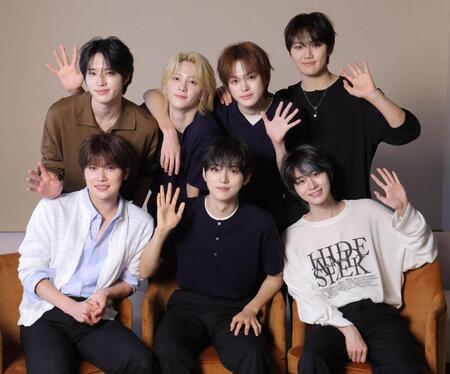 揃ってポーズをとるＡＥＮ（前列左から）ジヨン、ギュヒョン、ハル（後列左から）ハルト、ジュンソ、カイラ、ボミン（撮影・西岡正）