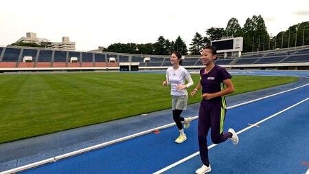 陸上選手の久保凜（右）とランニングするゆうちゃみ【©ＢＳテレ東】