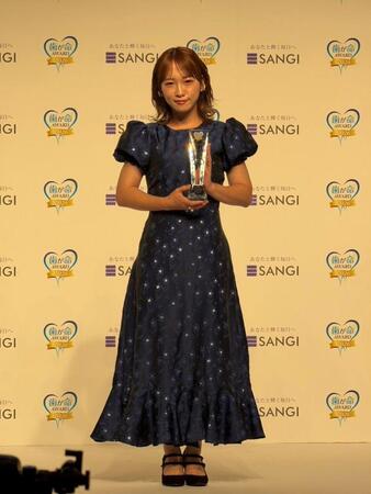 トロフィーを手に白い歯を輝かせた川栄李奈