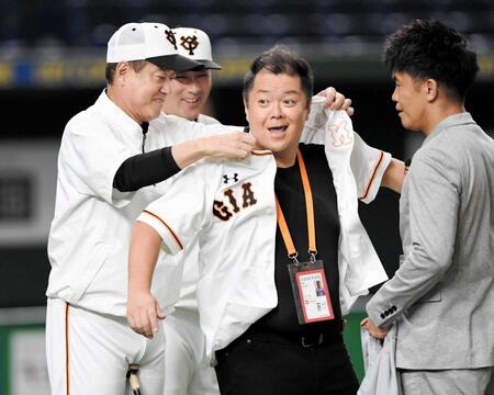 ２０１９年８月、巨人・原辰徳監督（当時）にユニホームを着せてもらう小杉竜一＝東京ドーム