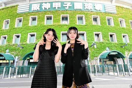 映画「だぁれかさんとアソぼ？」西宮凱旋記念撮影ｉｎ阪神甲子園球場に臨む鎮西寿々歌（右）と星乃あんな
