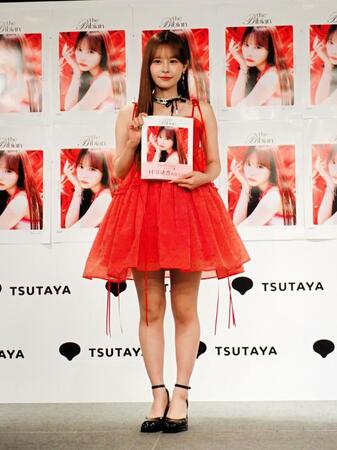 １ｓｔ写真集を手にする村川緋杏