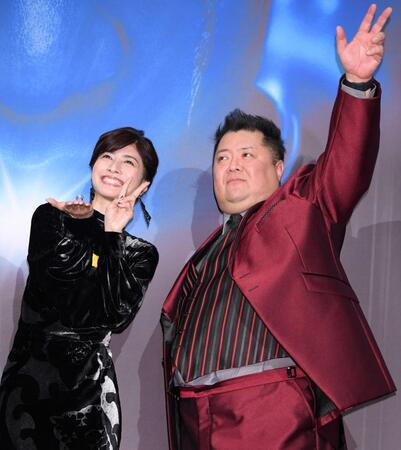 小杉竜一（右）とピースサインする内田有紀＝２０２３年２月