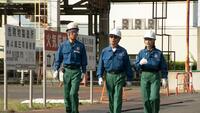 国内最大級の製油所を現地取材したタモリ（中央）ら