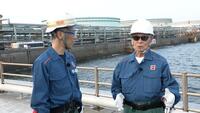 国内最大級の製油所を現地取材したタモリ（右）ら