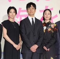 ほほ笑む（左から）柴咲コウ、西島秀俊、黒木華（撮影・吉澤敬太） 