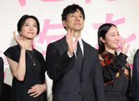 手を振る（左から）柴咲コウ、西島秀俊、黒木華（撮影・吉澤敬太） 