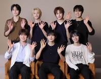 笑顔で手を振るＡＥＮ（前列左から）ジヨン、ギュヒョン、ハル（後列左から）ハルト、ジュンソ、カイラ、ボミン（撮影・西岡正）