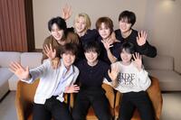 笑顔で手を振るＡＥＮ（前列左から）ジヨン、ギュヒョン、ハル（後列左から）ハルト、ジュンソ、カイラ、ボミン（撮影・西岡正）