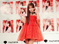 １ｓｔ写真集を手にハートマークの村川緋杏