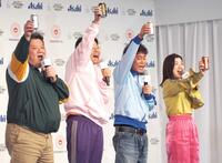 乾杯する（左から）小杉竜一、亜生、浜田雅功、福田麻貴＝２０２３年３月