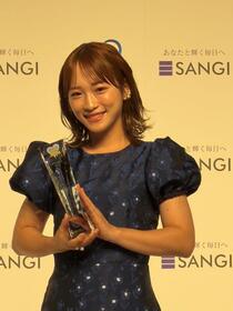 トロフィーを手に白い歯を輝かせた川栄李奈