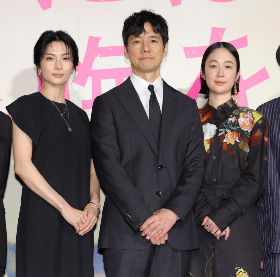 ほほ笑む（左から）柴咲コウ、西島秀俊、黒木華（撮影・吉澤敬太） 