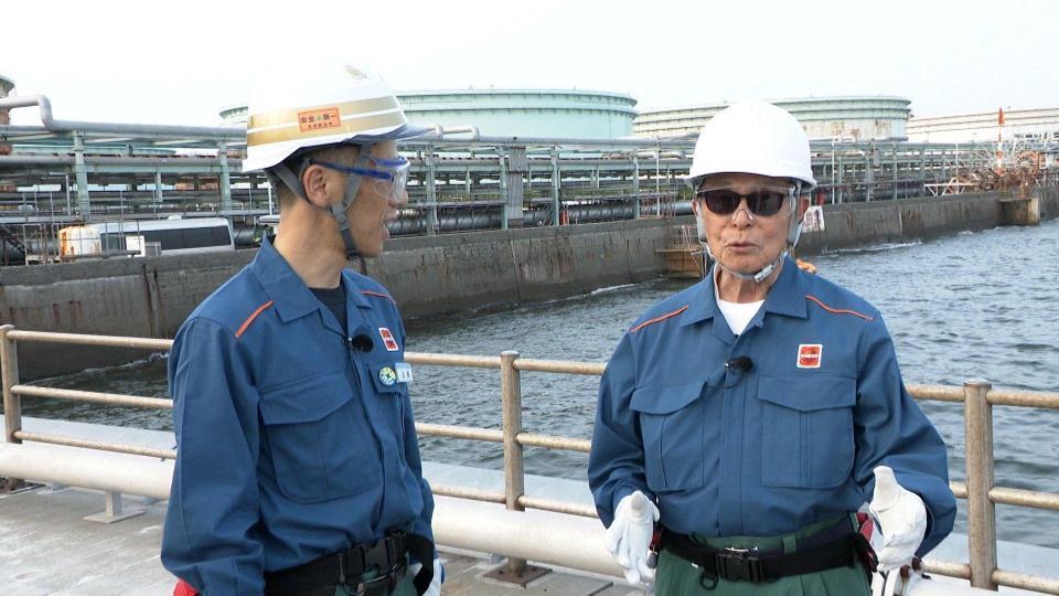 国内最大級の製油所を現地取材したタモリ（右）ら