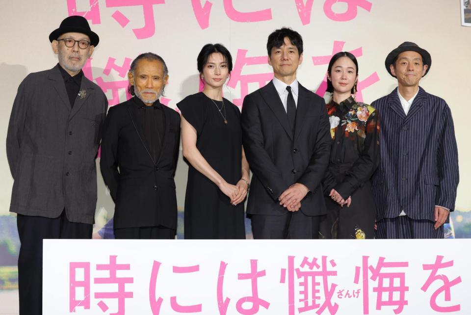 ほほ笑む（左から）中島哲也監督、片岡鶴太郎、柴咲コウ、西島秀俊、黒木華、宮藤官九郎（撮影・吉澤敬太） 