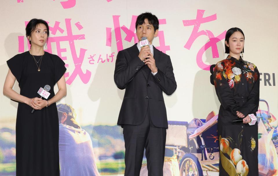 あいさつする西島秀俊（中央）。左は柴咲コウ、右は黒木華（撮影・吉澤敬太） 