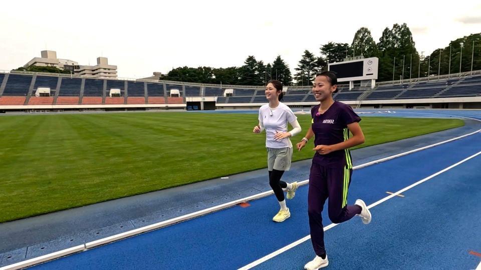 陸上選手の久保凜（右）とランニングするゆうちゃみ【©ＢＳテレ東】