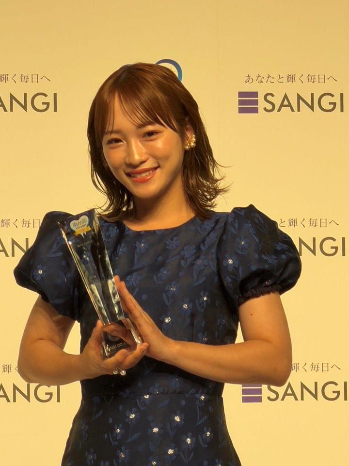 トロフィーを手に白い歯を輝かせた川栄李奈